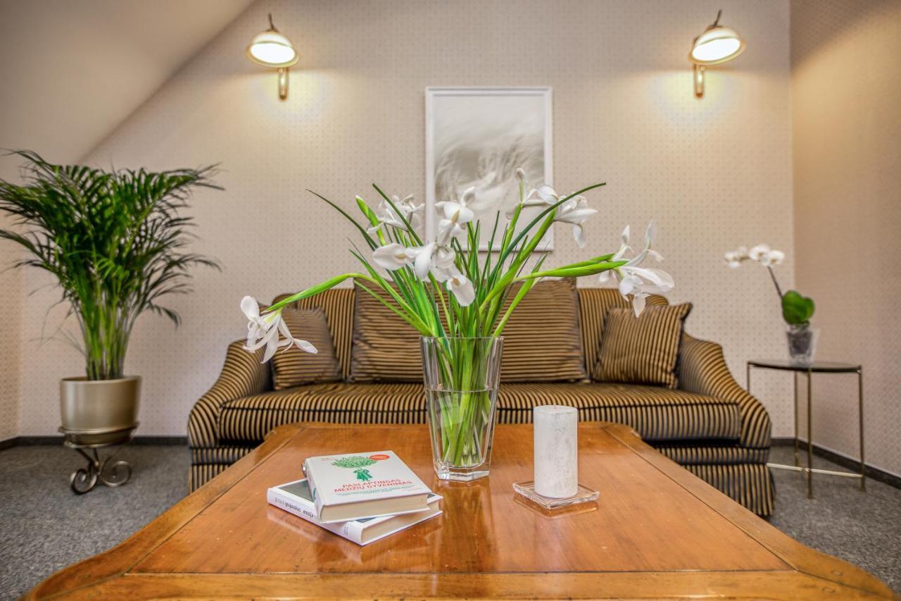 Apartment White Lily