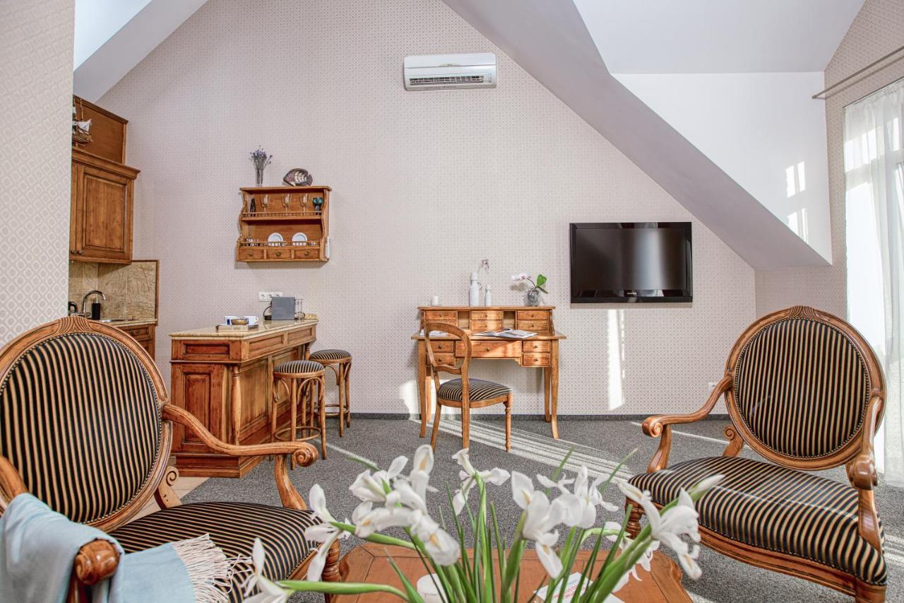 Apartment White Lily